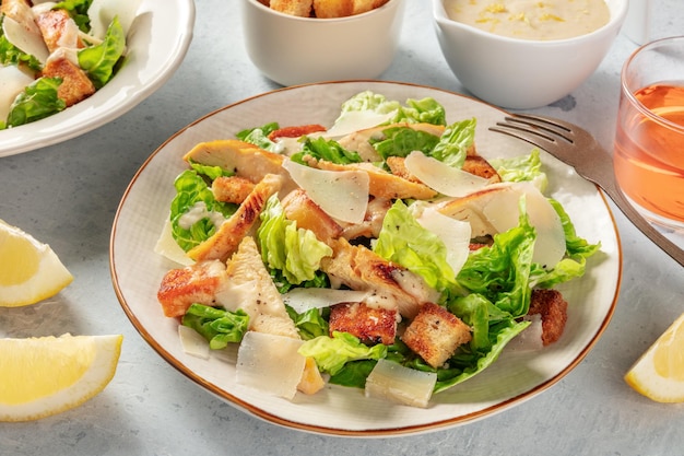 Salade de poulet César en gros plan