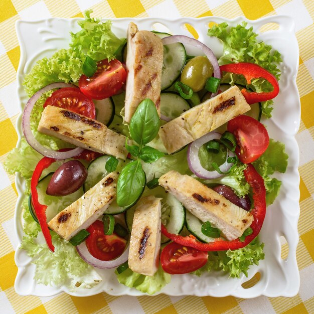 Salade de poulet dans l'assiette. Viande de poulet grillée avec une savoureuse sélection de légumes.