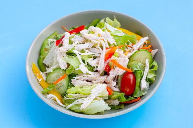 Salade de poulet effiloché et légumes