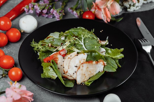 Salade de poulet fumé sur une assiette