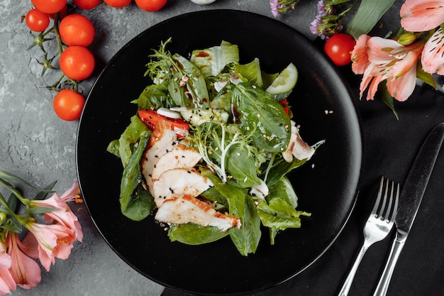 Salade de poulet fumé sur une plaque noire