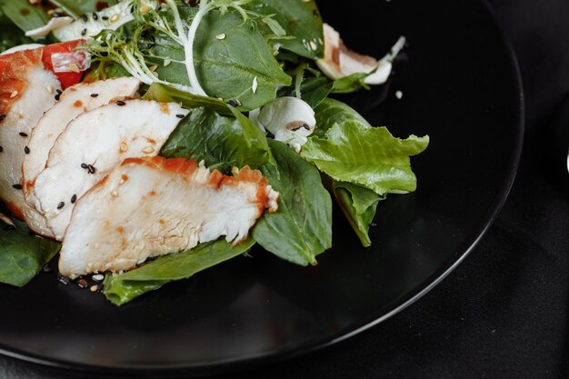 Salade de poulet fumé sur une plaque noire