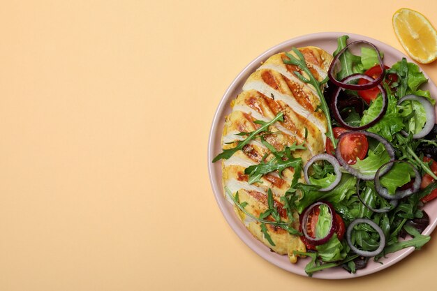 Salade de poulet grillé et ingrédients sur beige