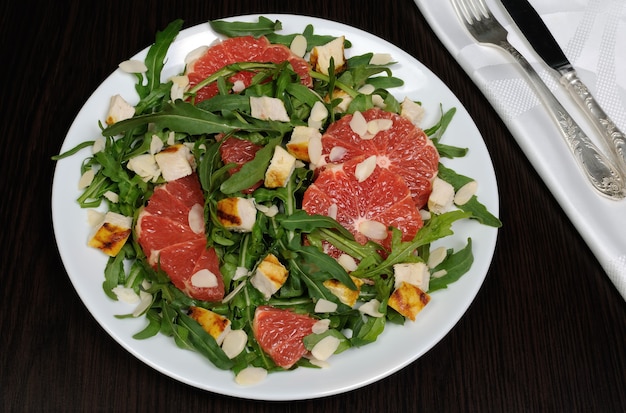 Salade de poulet grillé et roquette, pamplemousse, amandes