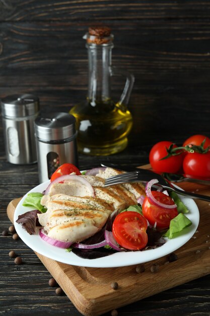 Salade de poulet grillé sur table en bois