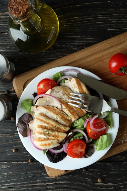 Salade de poulet grillé sur table en bois