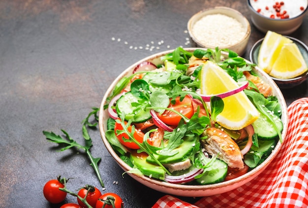 Salade de poulet grillé tomates roquette oignon rouge avocat graines de sésame et vinaigrette à l'huile de citron Alimentation saine Vue de dessus