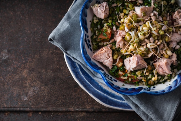 Salade de poulet et haricots dans un bol sur une table