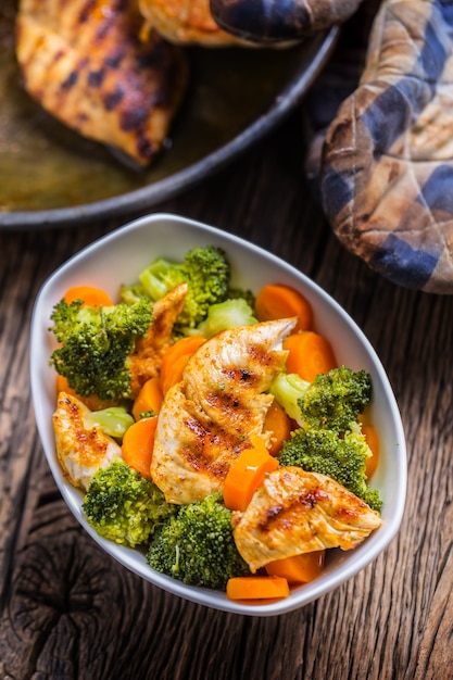 Salade de poulet et légumes. Morceaux de poulet grillé avec carottes et brocoli.