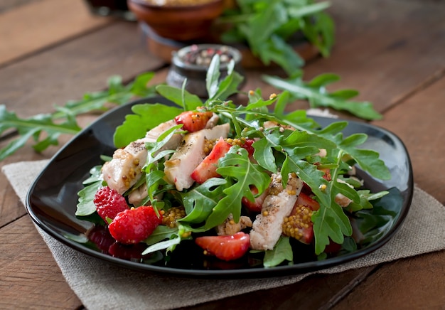 Salade de poulet à la roquette et aux fraises