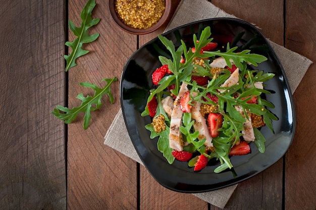 Salade de poulet à la roquette et aux fraises