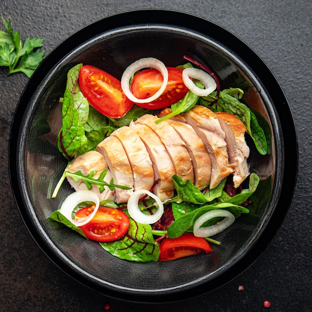 salade poulet viande légume tomate poitrine de poulet mélange vert feuilles laitue repas nourriture collation