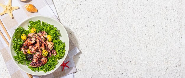 Salade de poulpe aux olives de laitue et aux épices dans un bol Décor marin de fruits de mer frais et sains