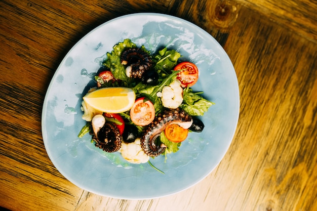 Salade avec poulpe et chou-fleur sur l&#39;assiette.