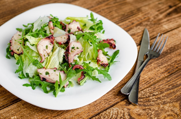 Salade de poulpe sur table en bois