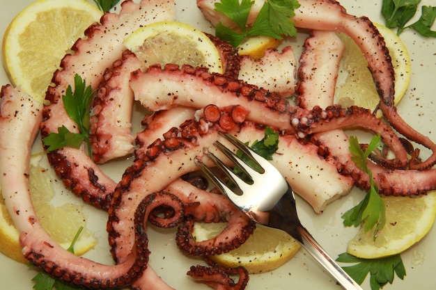 salade de poulpe avec des tranches de citron