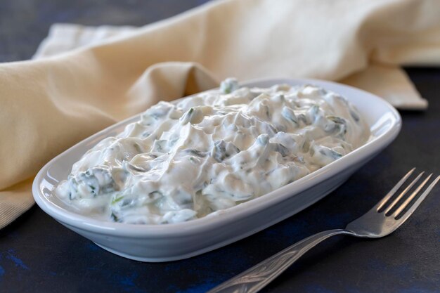 Photo salade de pourpier de nourriture végétarienne saine avec du yaourt apéritif traditionnel du moyen-orient