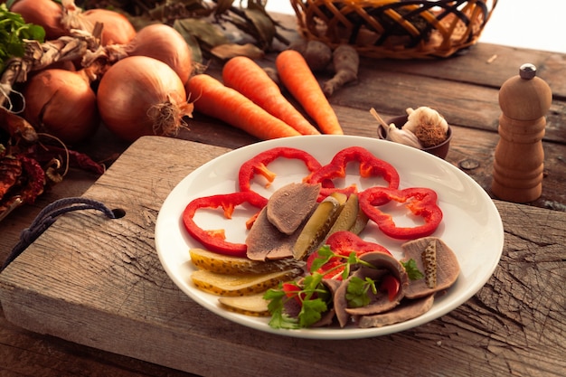 Salade préparée avec langue de boeuf et légumes. Repas sain à faible teneur en glucides pour les personnes au régime. Salade russe traditionnelle.