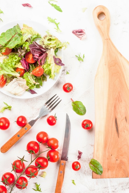 Salade printanière avec laitue et tomates