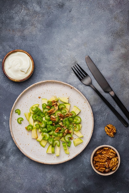 Salade printanière verte au céleri, pommes vertes, noix, sauce yaourt