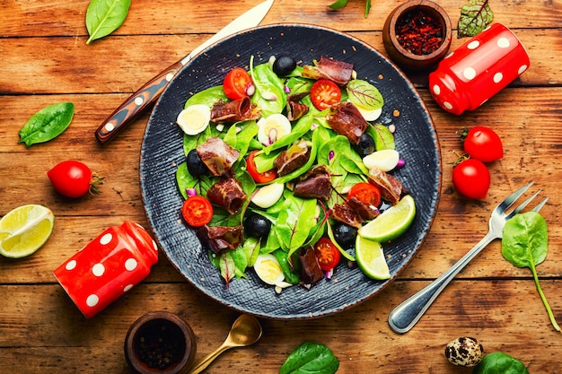 Salade printanière à la viande