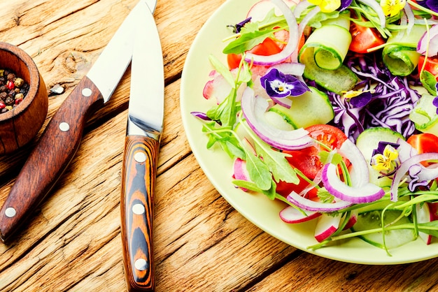 Salade de printemps appétissante.