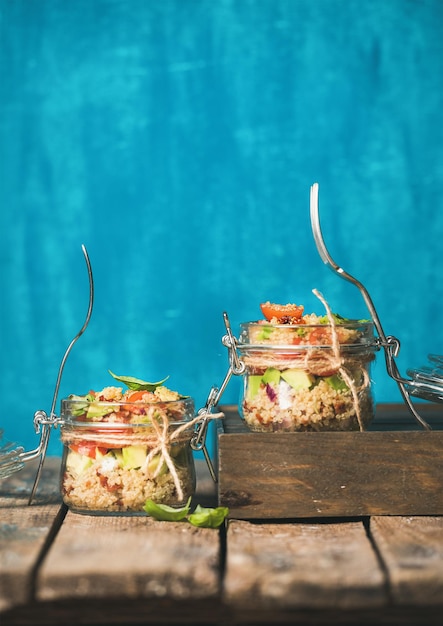 Salade de quinoa en bocal maison avec tomates cerises, avocat et basilic frais