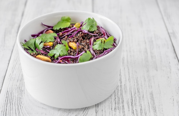 Salade de quinoa croustillant au chou rouge et pistaches