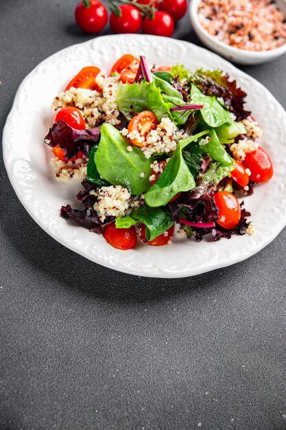 salade de quinoa tomate mélange de laitue verte repas sain nourriture collation sur la table copie espace nourriture