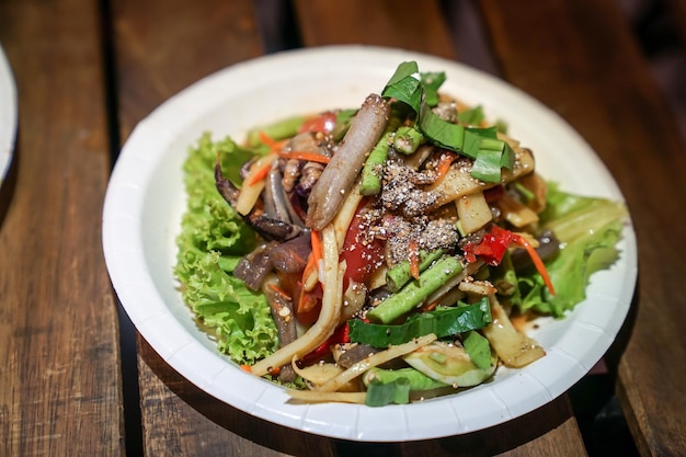 Salade de racine de lotus hachée épicée thaïlandaise au foodtruck de rue alimentaire Bangkok Thaïlande