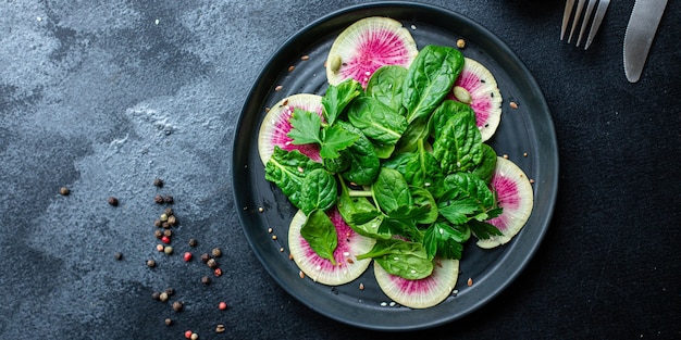 Salade de radis au melon d'eau Régime daikon chinois Tranches végétaliennes Fruits roses Keto ou régime paléo