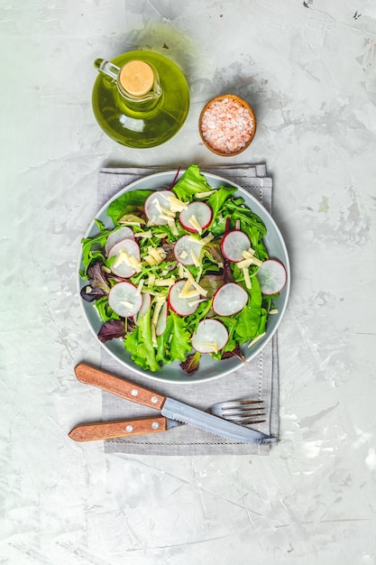 Salade de radis sur béton gris