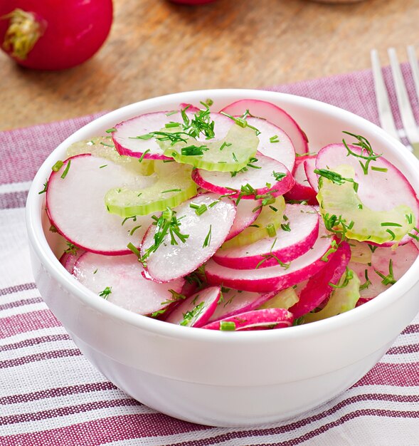 Salade de radis dans un bol blanc