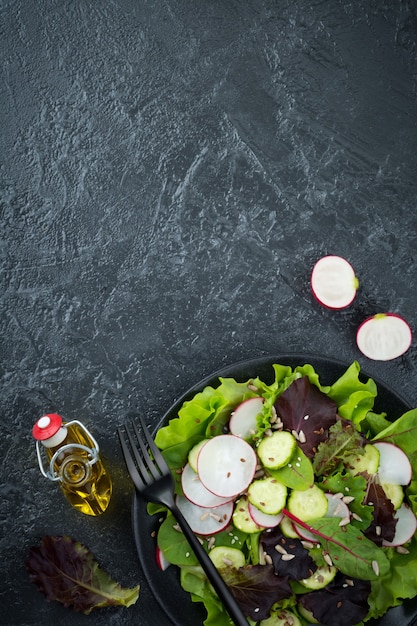 Salade de radis frais et graines de sésame