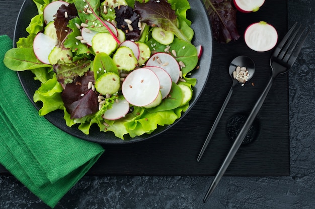 Salade de radis frais et graines de sésame