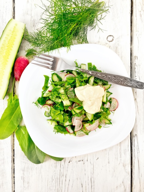 Salade de radis et d'oseille en assiette à bord