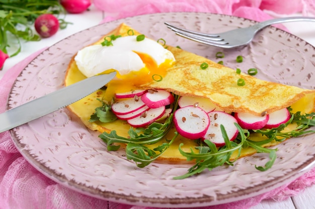 Salade de radis et roquette, œuf poché sur une fine crêpe