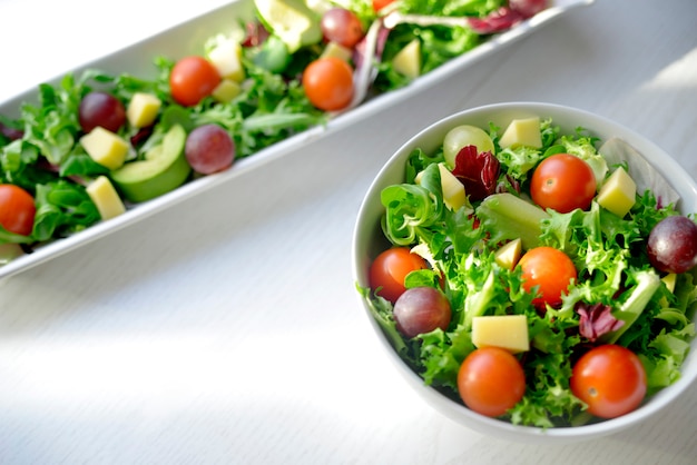 Salade de raisin à la tomate et à l'avocat