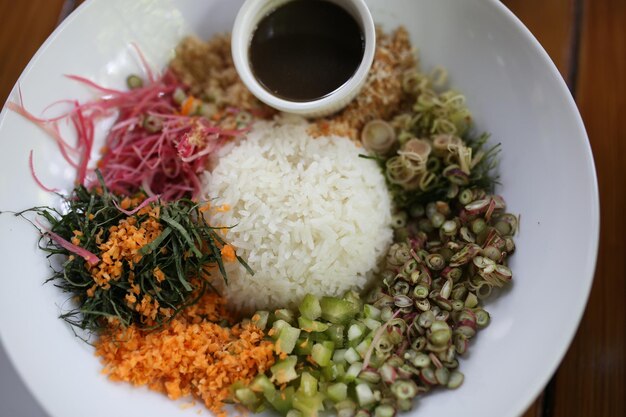Photo salade de riz épicée du sud de la thaïlande avec des légumes budu sauce de poisson de style sud thaïlandais