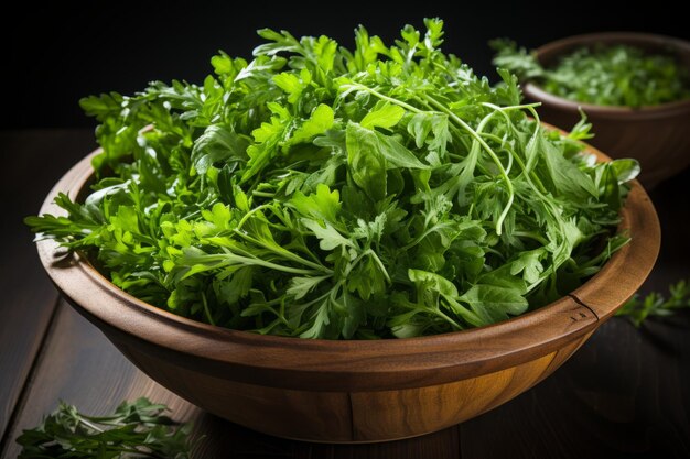 Photo salade de rogues fraîches dans un bol en bois vue supérieure de la surface grise diagonale de tonalité chaude et lisse