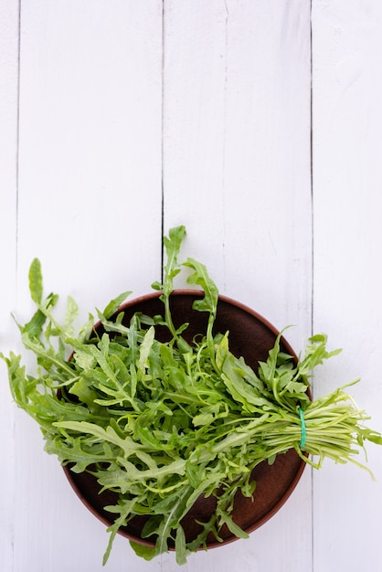 Salade de roquette sur une assiette.