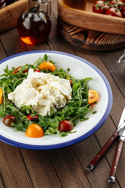 Salade de roquette au burrata