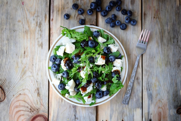 Salade de roquette au fromage bleu et bleuets