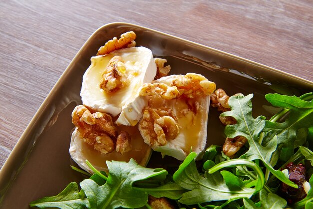 Salade de roquette au miel de chèvre et noix