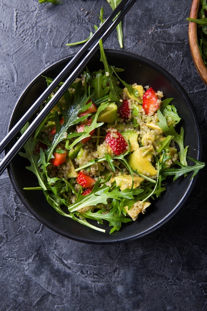 Salade de roquette au quinoa, fraise, miel et graines de chia.