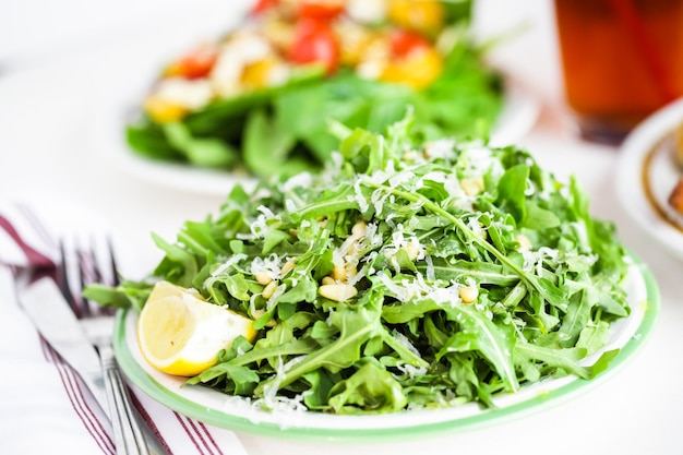 Salade de roquette aux pignons de pin sur la plaque au restaurant italien.