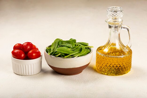 Salade de roquette aux tomates sur fond blanc