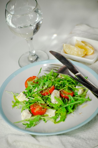 Salade de roquette avec fromage feta et tomates cerises