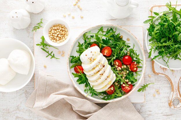 Salade de roquette mozzarella et pignons de pin