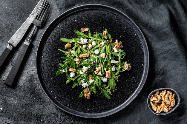 Salade de roquette, noix, fromage feta, huile d'olive, herbes